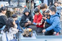 「下北沢でロボット体験！　子供が夢中になる「シモキタロボフェス2025」開催」の写真