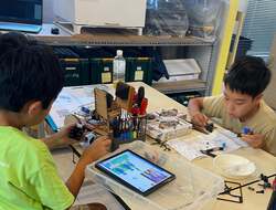 「下北沢でロボット体験！　子供が夢中になる「シモキタロボフェス2025」開催」の写真