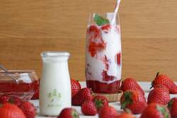 牧場から取り寄せた牛乳で作る「いちごミルク」