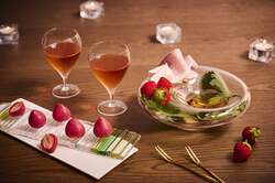 いちごのスパークリングといちごのおつまみ