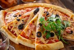 ベーコンと玉ねぎ ブラックオリーブのピザ