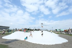 屋外「うまキッズひろば」にある「くものじゅうたん」