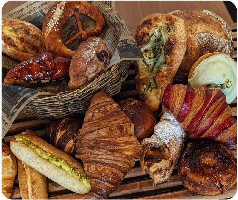 「ボー・ション ド ブレ」AOPパンプリー社バター使用クロワッサン（1個）540円、カリカリクロワッサン（1個）432円