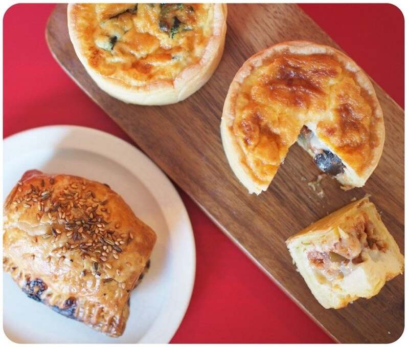 「メルローズアンドモーガン」ソーセージロール（1個）540円、ナス＆チョリソーのキッシュ（1個）670円、サーモン＆ほうれん草のキッシュ（1個）735円