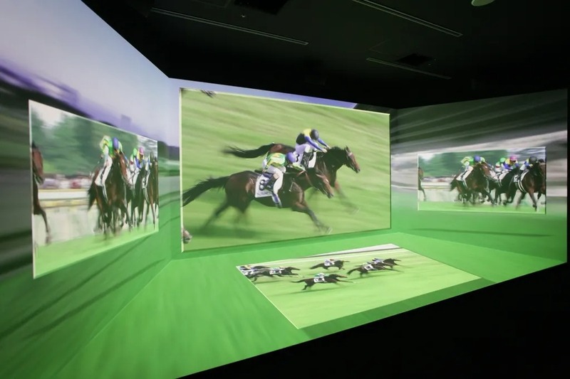 迫力の映像を楽しめる「ライヴシアター Thoroughbred」