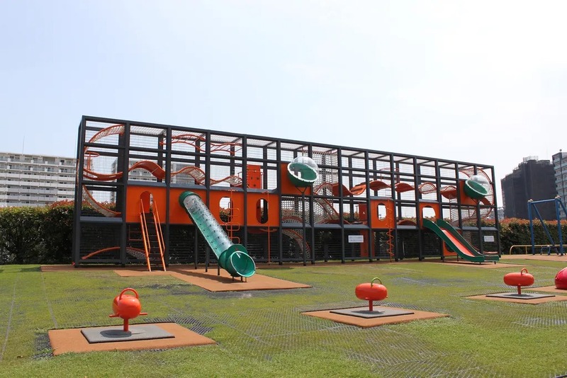 ワイドに広がる滑り台付きの「ジャングルジム・ウチババーン」