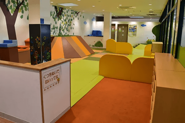 幼児向けのすべり台やブロック遊具のある大型キッズルーム