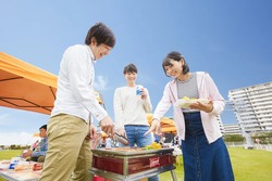 「【関東】親子で遊べる「競馬場」4選！　入場料100円の穴場スポットやイルミ名所も」の写真