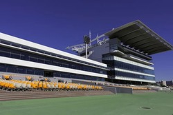 馬場の近くまでせり出し、大迫力のレースが楽しめるエキサイティングシートが特徴のスタンド