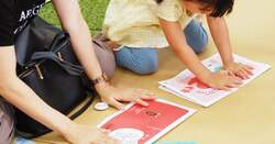 「高田馬場で親子が楽しむ絵本づくり！　やってみようえほん展でクリスマス工作体験」の写真