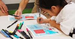 「高田馬場で親子が楽しむ絵本づくり！　やってみようえほん展でクリスマス工作体験」の写真