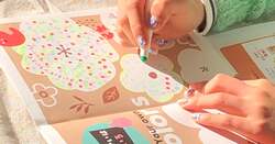 「高田馬場で親子が楽しむ絵本づくり！　やってみようえほん展でクリスマス工作体験」の写真