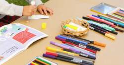 「高田馬場で親子が楽しむ絵本づくり！　やってみようえほん展でクリスマス工作体験」の写真