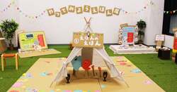 「高田馬場で親子が楽しむ絵本づくり！　やってみようえほん展でクリスマス工作体験」の写真