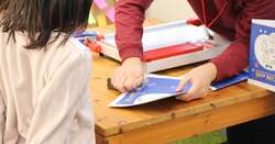 「高田馬場で親子が楽しむ絵本づくり！　やってみようえほん展でクリスマス工作体験」の写真