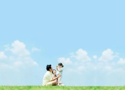 広い芝生が魅力の競馬場。レジャーシートを広げてピクニック気分を満喫♪（川崎競馬場）