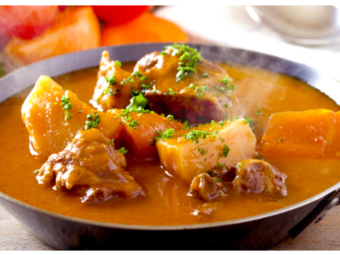 黒ビールで煮込んだドイツ風ビーフシチュー「グーラッシュ」