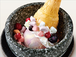 カリッと、サクッとした食感のカラフルな乾燥マシュマロとパステルカラーのアイスが見た目もかわいらしい「聖水(ソンス) ストーンアイス　マロウポップマーブル」　※食べ放題対象外