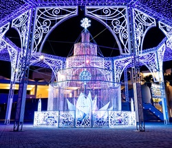 「横浜・八景島シーパラダイスに約5.2万個のアクリルビーズが輝くクリスタルツリー登場」の写真