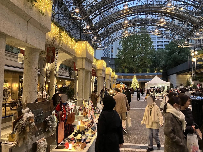 月に1度、アンティーク雑貨や古着、ジュエリーなど、生活を彩るさまざまな品物が並ぶ「赤坂蚤の市」