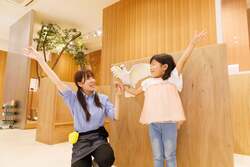 「原宿・竹下通りに新アニマルカフェが11月27日オープン、20種以上の動物とふれあえる」の写真