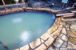 「東京都内で「源泉掛け流し温泉」が楽しめる日帰り入浴施設10選！親子で本格湯めぐり 」の写真