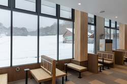 「群馬県沼田市たんばらスキーパークがプレオープン　レストランがリニューアル」の写真