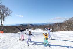 「群馬県沼田市たんばらスキーパークがプレオープン　レストランがリニューアル」の写真