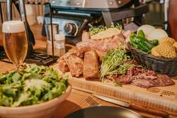 「名古屋・緑区で屋内BBQ！　家族やグループ利用も安心の全天候型グランピング施設」の写真