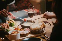 「名古屋・緑区で屋内BBQ！　家族やグループ利用も安心の全天候型グランピング施設」の写真