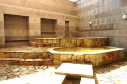 赤褐色の大理石を使った神殿風の女性露天風呂