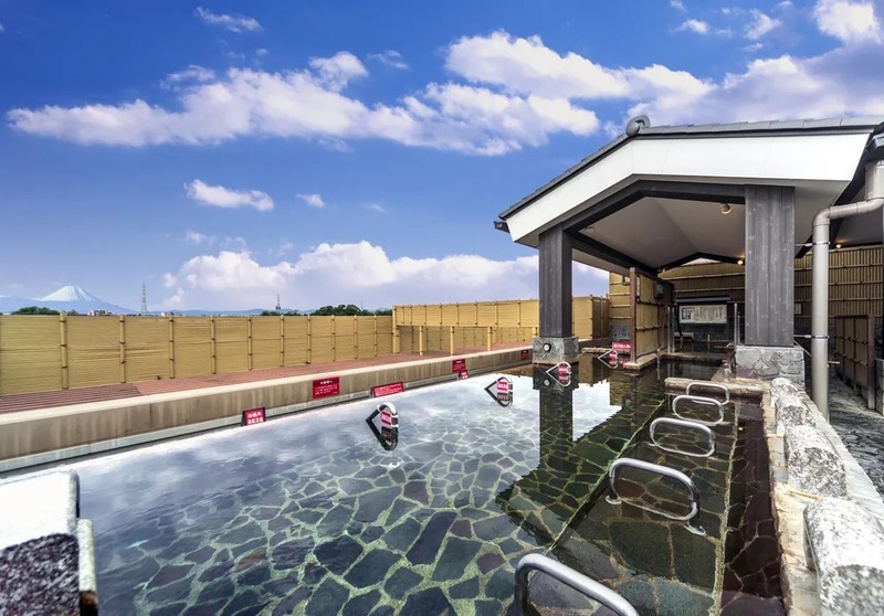 広々とした天然温泉露天風呂からは、天気が良ければ富士山が望めます
