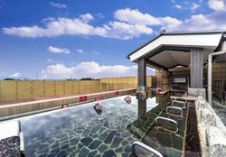 広々とした天然温泉露天風呂からは、天気が良ければ富士山が望めます