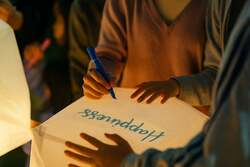 「大泉緑地で最大1500基のランタンが夜空を彩る幻想的なイベント　遊具＆縁日＆グルメも」の写真