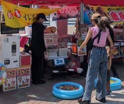 「大泉緑地で最大1500基のランタンが夜空を彩る幻想的なイベント　遊具＆縁日＆グルメも」の写真