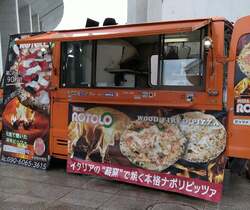 「大泉緑地で最大1500基のランタンが夜空を彩る幻想的なイベント　遊具＆縁日＆グルメも」の写真