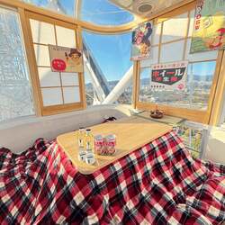 「大阪・吹田のこたつ観覧車に『LOVOT』登場！癒しロボと冬の絶景体験」の写真