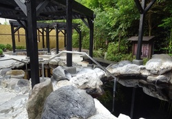 源泉かけ流しの露天風呂