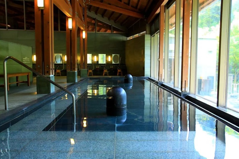 男湯「内風呂」。大きな窓からは景色をのんびりと楽しめます