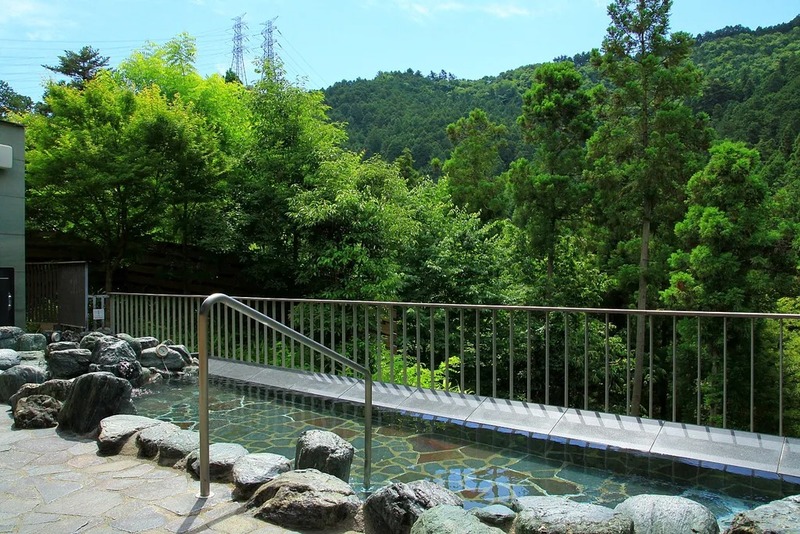 「露天風呂」では、目の前に広がる緑豊かな森林浴をも堪能してみてはいかがでしょうか