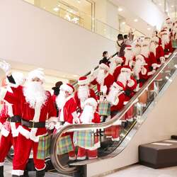 「侍とサンタのパレードも！　京都駅「ジェイアール京都伊勢丹のクリスマス2025」開催」の写真