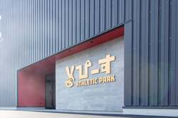 「高さ8mのクライミングも！　熊本に天候に左右されない屋内アスレチック『ぴーす』OPEN」の写真