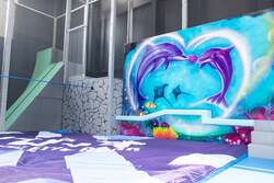 「高さ8mのクライミングも！　熊本に天候に左右されない屋内アスレチック『ぴーす』OPEN」の写真