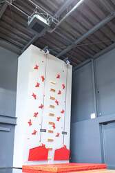 「高さ8mのクライミングも！　熊本に天候に左右されない屋内アスレチック『ぴーす』OPEN」の写真