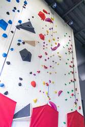 「高さ8mのクライミングも！　熊本に天候に左右されない屋内アスレチック『ぴーす』OPEN」の写真