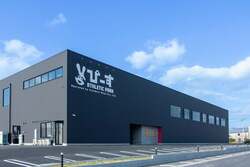 「高さ8mのクライミングも！　熊本に天候に左右されない屋内アスレチック『ぴーす』OPEN」の写真