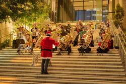 「品川シーズンテラスで10周年記念イルミネーション開催　音楽連動の光の演出へ進化」の写真