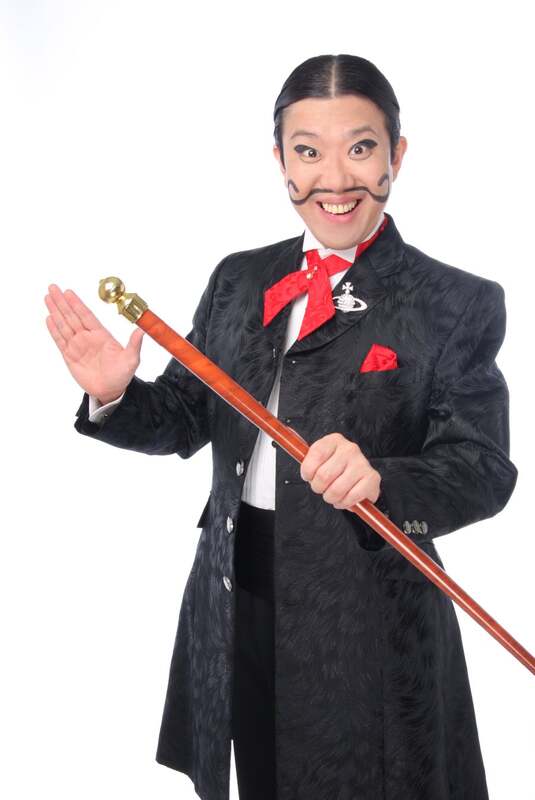 「おどけたメーク　とぼけたトーク　だけど神業テクニック」奇抜なメークと軽妙なトークで大阪を中心に20年にわたり活動、多くのハイグレードなお客様を魅了し財界人や芸能人にもファンが多い本物のエンターティナー