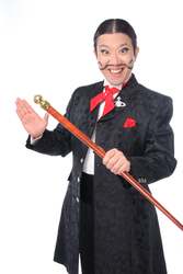 「おどけたメーク　とぼけたトーク　だけど神業テクニック」奇抜なメークと軽妙なトークで大阪を中心に20年にわたり活動、多くのハイグレードなお客様を魅了し財界人や芸能人にもファンが多い本物のエンターティナー