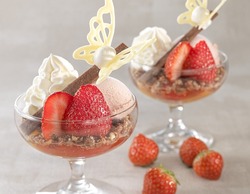 口溶け軽い苺パフェ